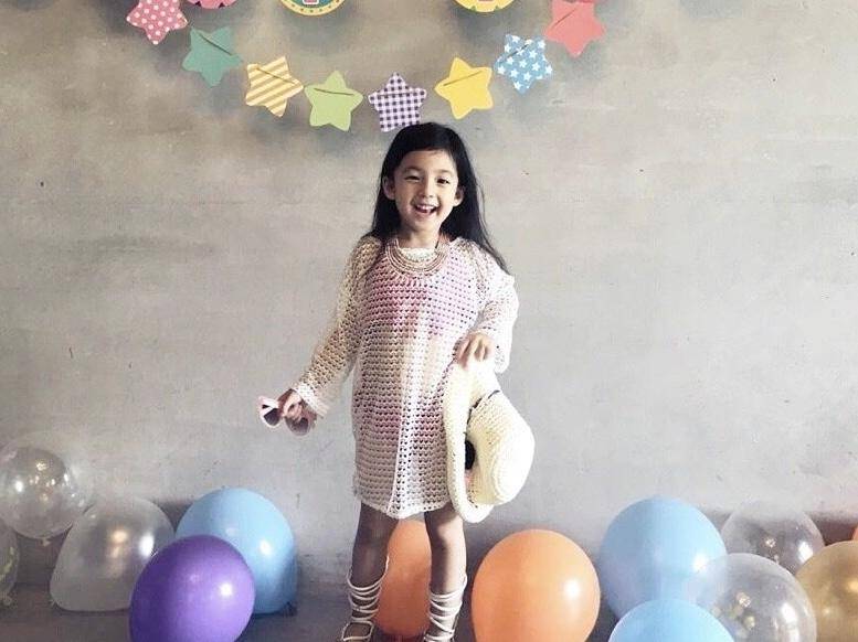 小泡芙第一次出席活动,小泡芙最新萌照曝光祖孙三代同框