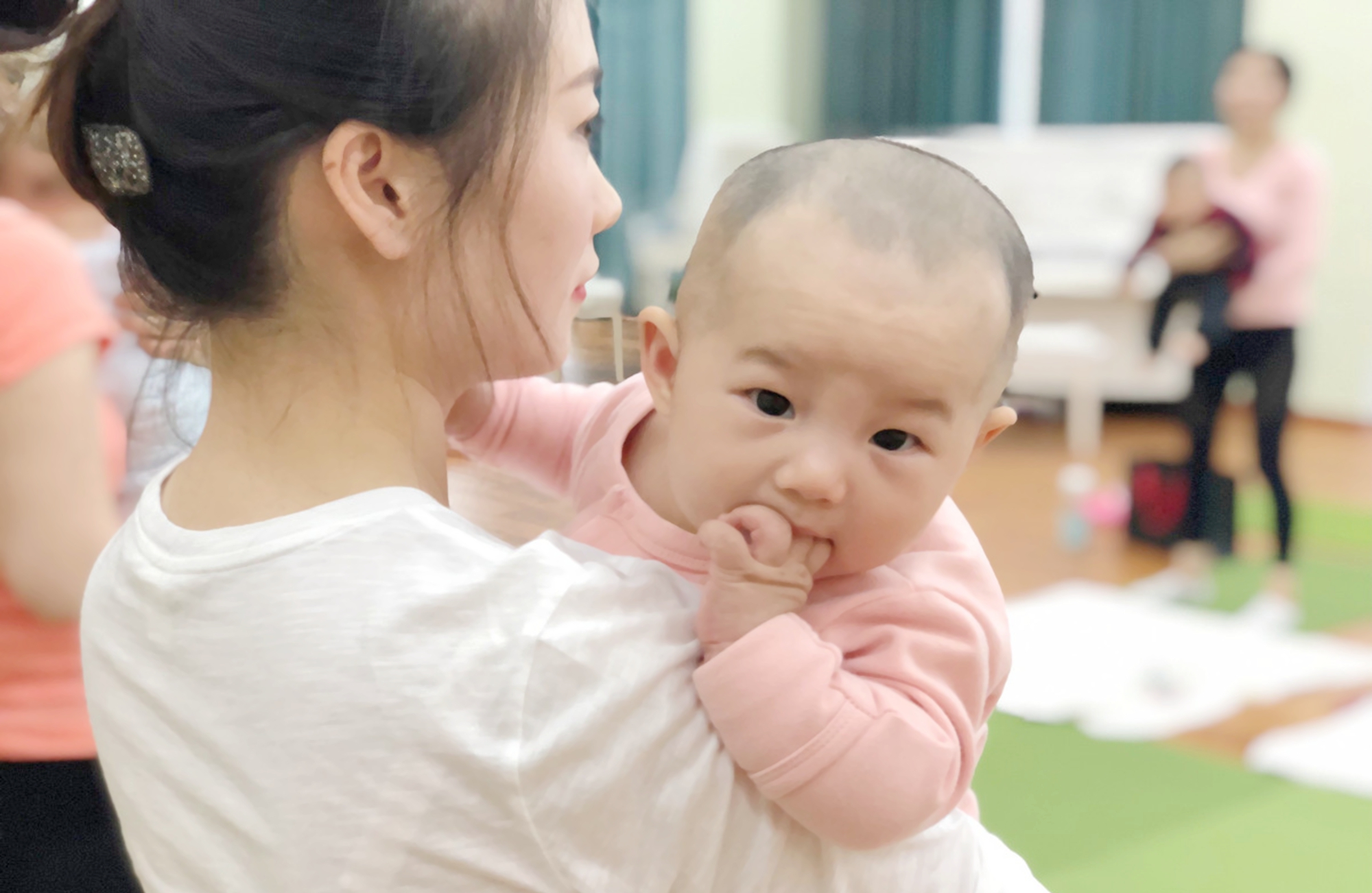 不知饱的新生儿怎么喂,新生儿不动饱一样一直吃