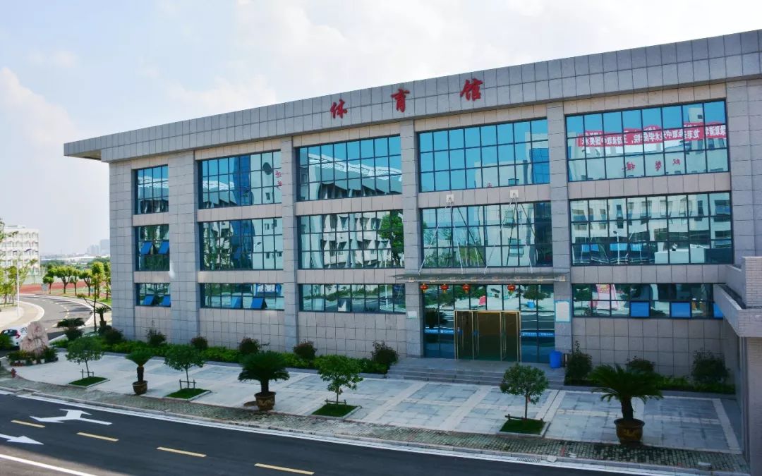 重点发展普文普理,做精做强美术特色。黄州中学高中部欢迎你!