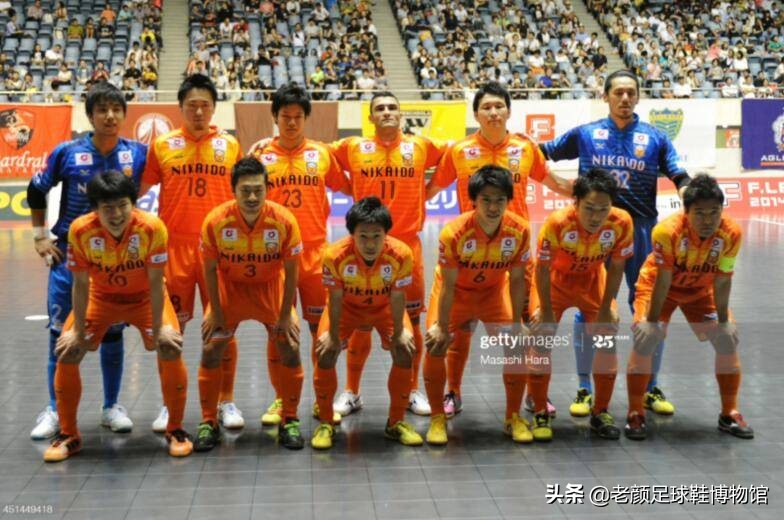 日本人从巴西挖来过气品牌，包装成时尚足球潮牌成功杀入中国市场