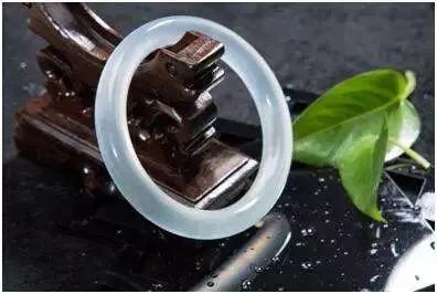 岫玉180料手镯和翡翠哪个好,好品质的岫玉和差品质翡翠哪个好