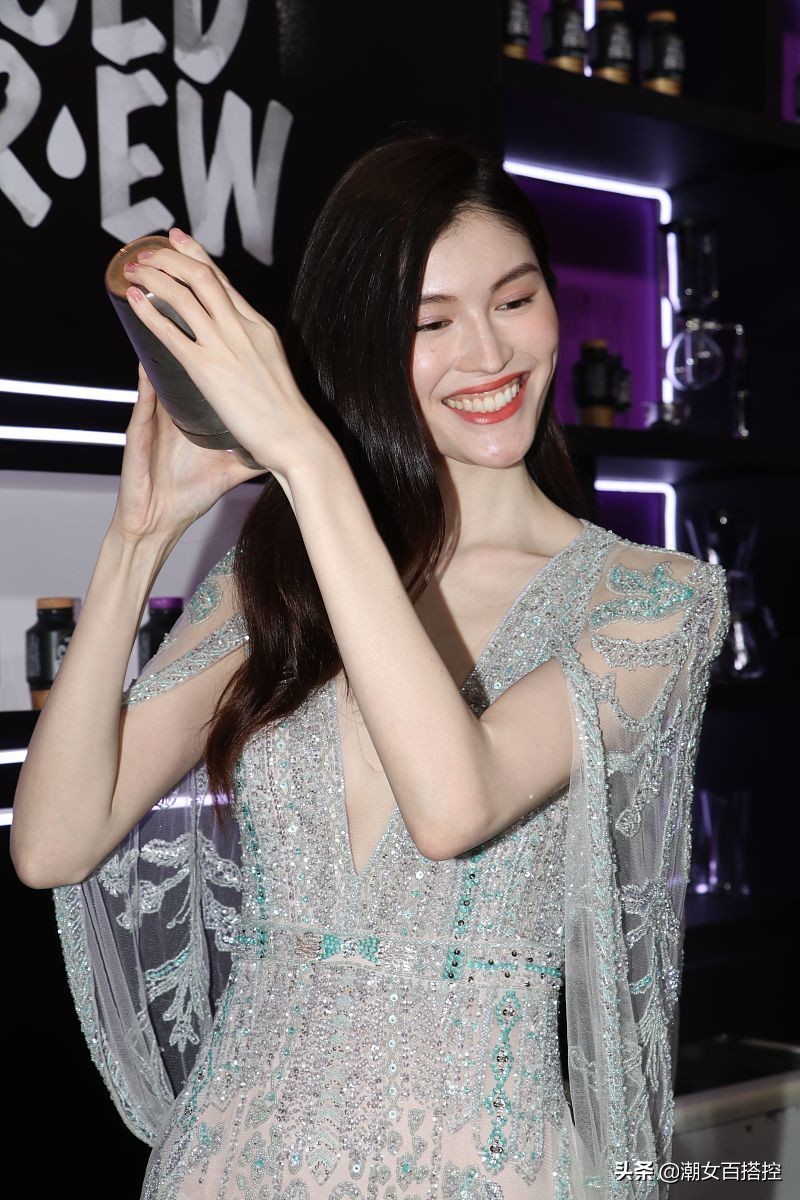 何穗一身长裙惊艳亮相,何穗穿黑色薄纱裙