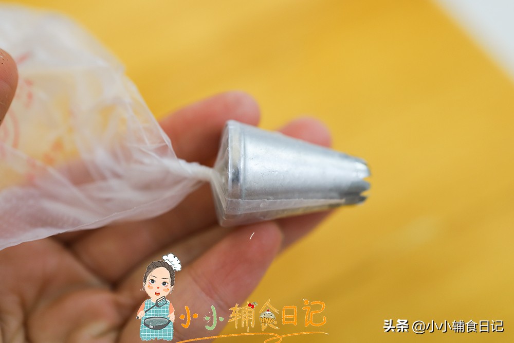 双层蛋糕奶油裱花简单做法,做蛋糕裱花用什么奶油最好