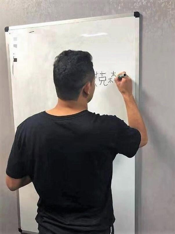 操碎了心！热心中国球迷给艾克森制作字帖，新国脚书法已有小成