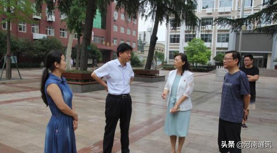 郑州市教育局局长楚惠东到市五高和市五中实地查看防汛救灾情况