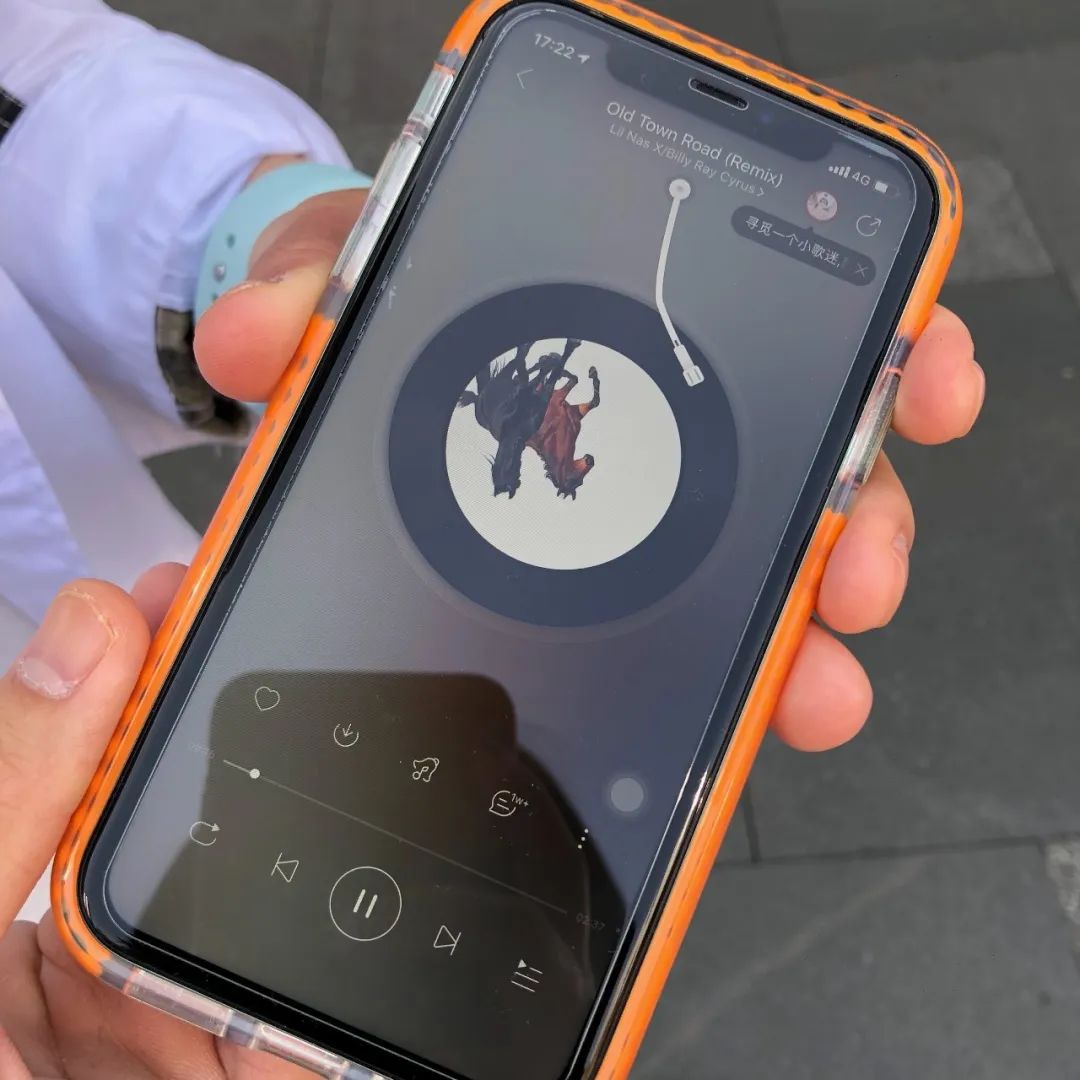 太古里的年轻人耳机在放什么？