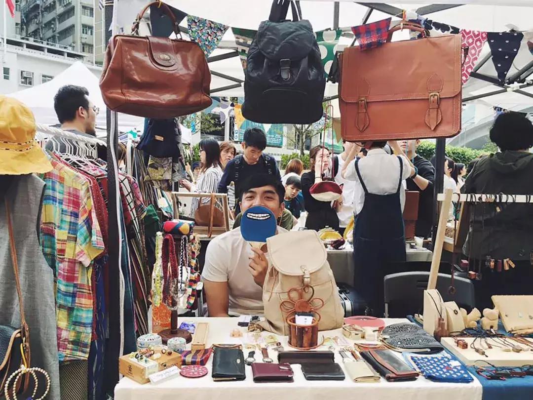 香港年轻人一辈子买不起房，把破出租屋改成复古小窝