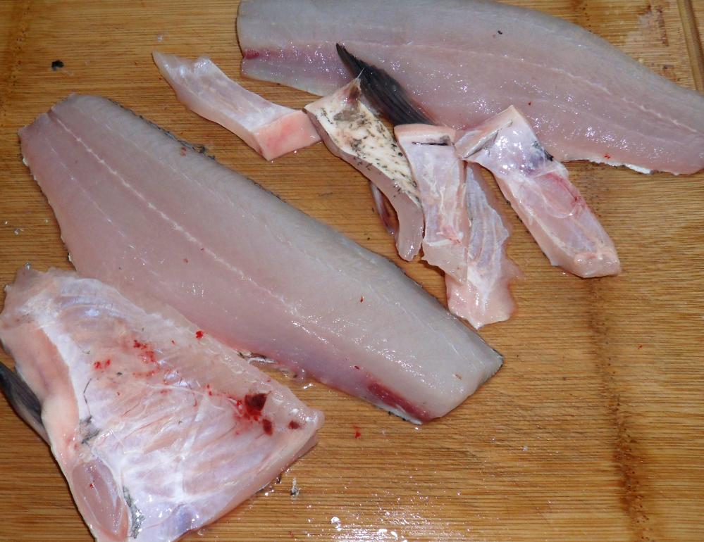 平时做鱼吃，切鱼很容易滑动？知道怎样才不滑动吗？现在来看看吧