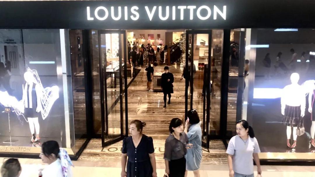 鍗庤钁楀悕璁捐甯堢帇澶т粊琚垎涓戦椈,pierrecardin鐨皵鍗′腹