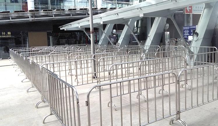 地铁站外栏杆,地铁轨行区外侧标示牌