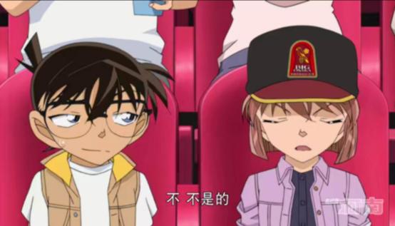 柯南心里暗讽小哀却被小哀感知,柯南和小哀一起看球赛