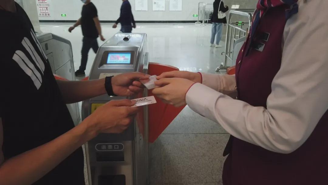 内急憋不住的时候，黑卡金卡都比不上武汉地铁这张卡