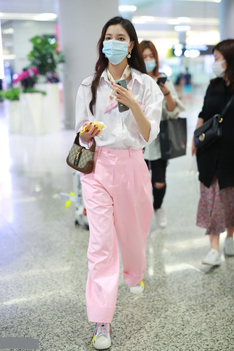 这些颜色搭配让你穿起来高大尚,粉红色服装好看