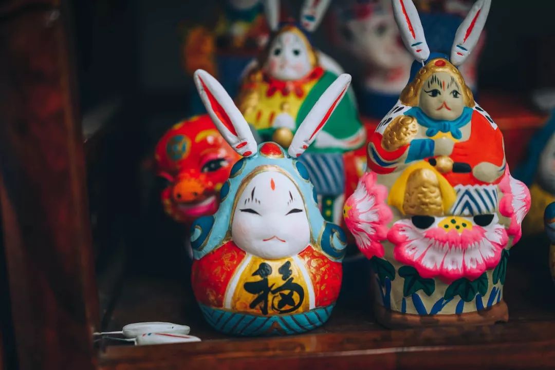 非遗守艺人｜他把泥“玩”出了花样，让有400年历史的老北京兔儿爷也跟上时代