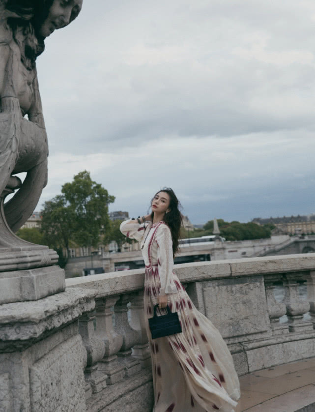 杨颖在巴黎又秀新造型，还是那件皮衣，内搭摩洛哥风长裙更美了