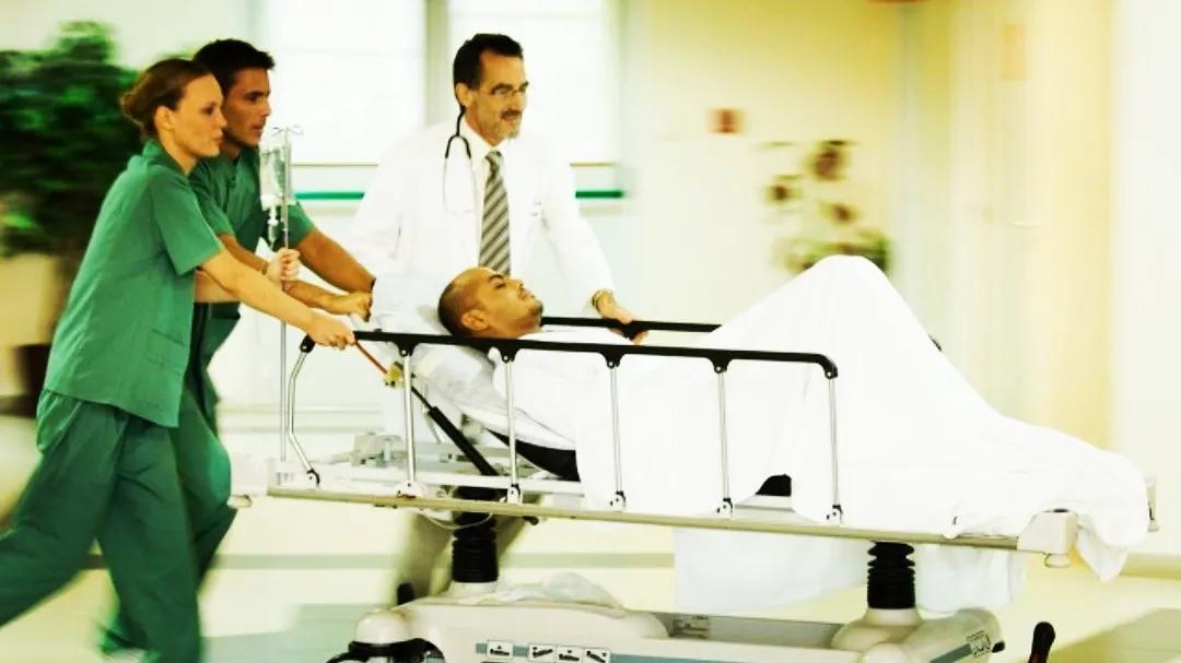 腹痛患者，肌注布桂嗪后发生呼吸心跳骤停，徒手复苏20分钟成功