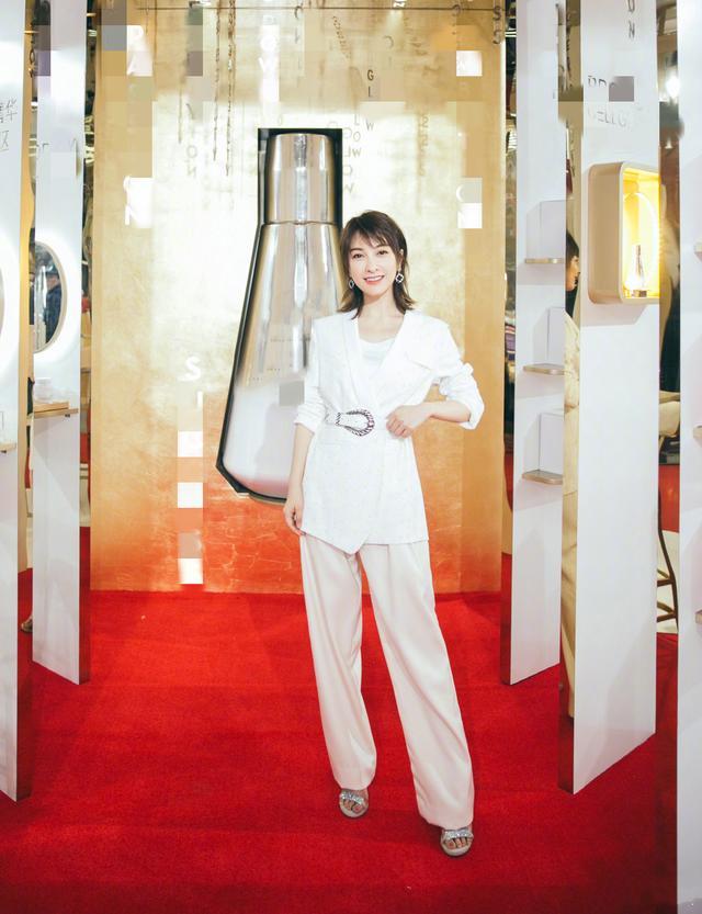 吴昕过去的穿搭,吴昕复古现身让人惊艳更燃炸了