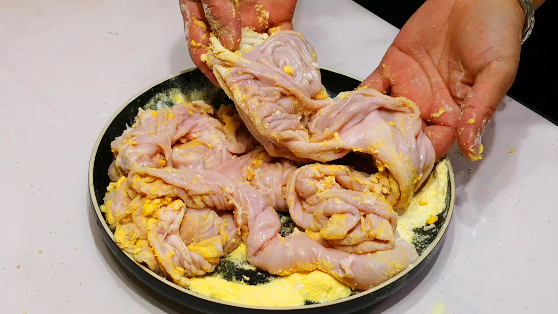 洗肥肠方法视频教程,半成品肥肠怎么去腥臭味