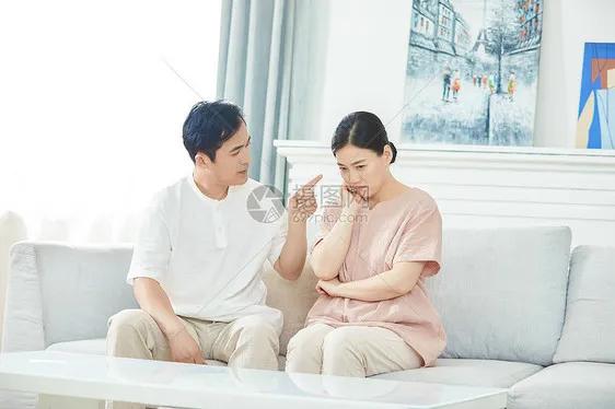 婚姻中争吵老公从来不低头,婚姻中吵架了另一半不愿意沟通