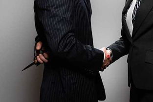 怎么对付小人当面一套背后一套,对付背后使坏的小人的最好办法