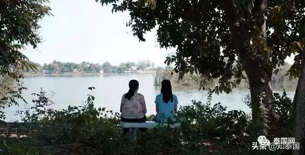 被士兵“上身”的年轻女巫，为何要去舔舐老女人伤痕累累的大腿？