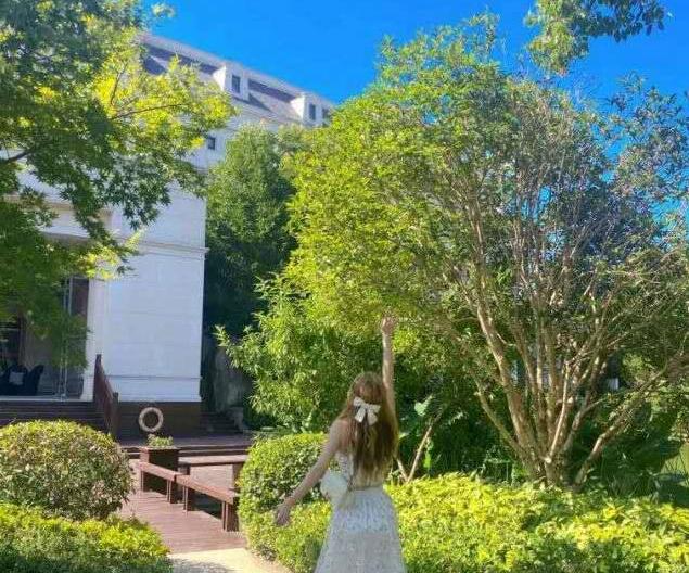 LOL主播有多壕?Doinb买1400平别墅,周淑怡6位数名表让水友酸了