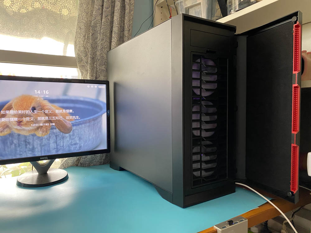 现在的机箱只能装一个机械硬盘,侧透机箱能装光驱