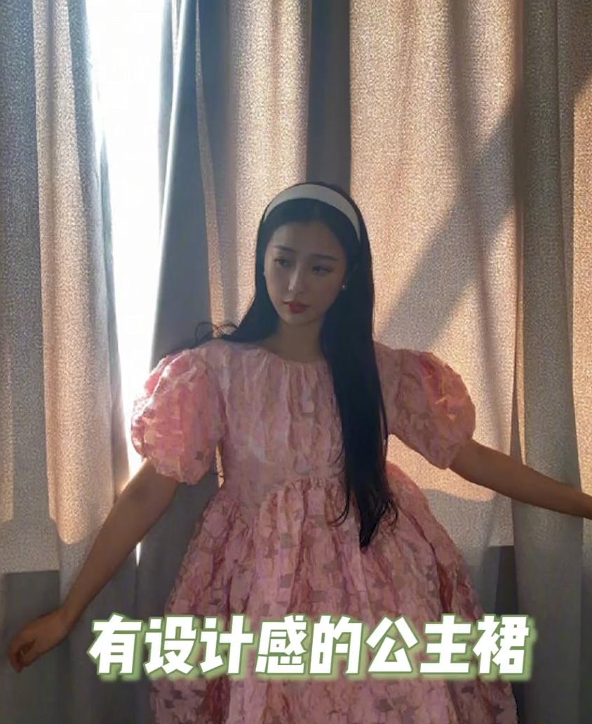 虞书欣纯欲风穿搭,虞书欣新造型粉色衣服头发怎么弄