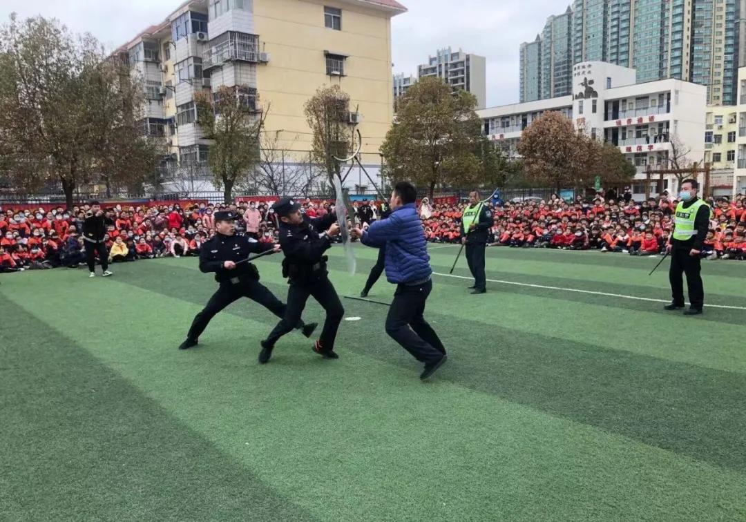 开学季百警坚守护学岗,开学季警察蜀黍温馨寄语