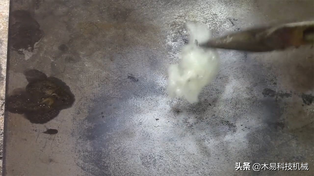 国外小哥亲身实验,将太空沙加热,结果发生了什么?