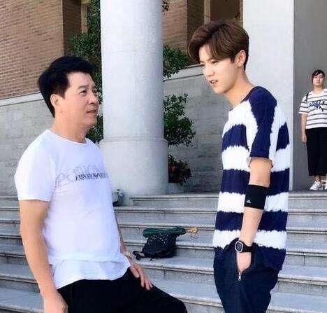 关晓彤父母去看鹿晗演唱会吗,关晓彤的爸妈看凤囚凰