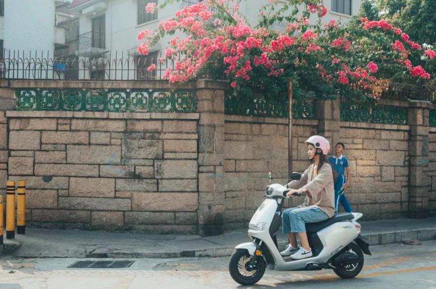 售8580元，零百加速11秒，续航70公里的A1电摩值得买吗？