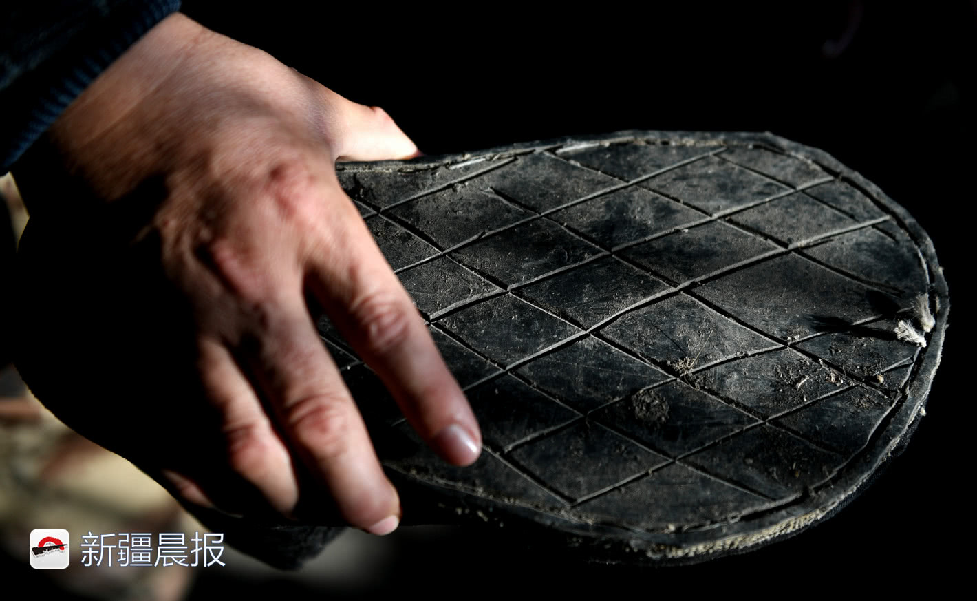 米东村民50码大脚难买鞋母亲做鞋30年担心儿子以后没鞋穿