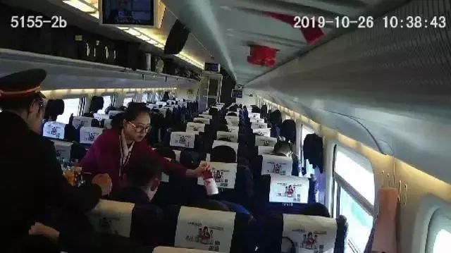 鐢峰瓙鍒楄溅涓婂枬楗枡,鐢峰瓙璇峰垪杞﹀憳鍚冮キ