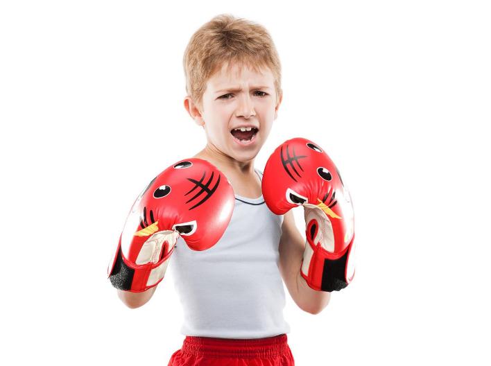 孩子幼儿园被碰了怎么和老师沟通,幼儿园孩子被孤立家长正确做法