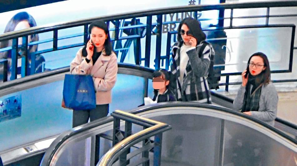 洪欣带女儿逛商场购物,洪欣带女儿出去上幼儿园