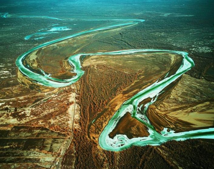 新疆广袤的沙漠地下真的有暗河吗,新疆的沙漠有一个大洞