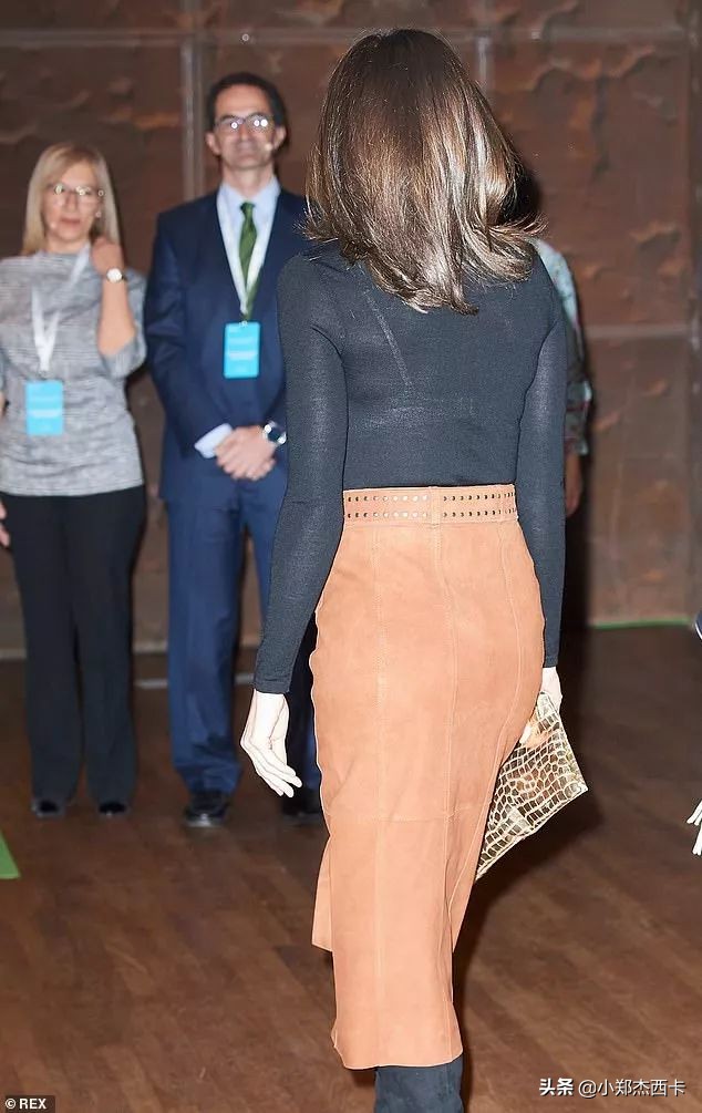 糗大了：Bra透出，衣服穿反，皇室成员们也会穿错衣