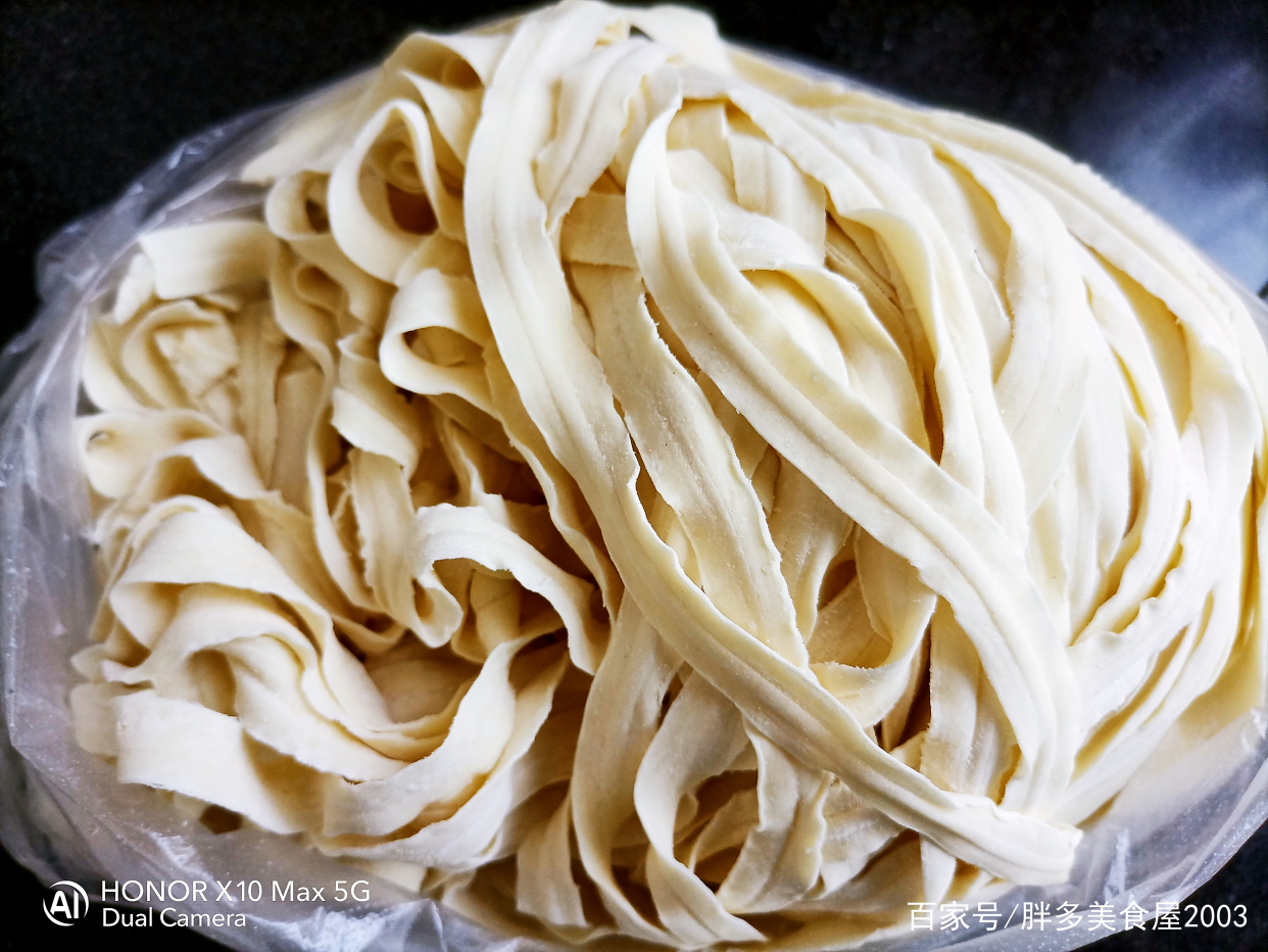 油泼荞麦刀削面香味浓郁面条筋道,刀削面最终的做法