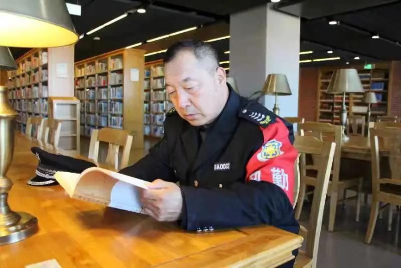 东北大学“保安诗人”火了，30年创作2000首诗！