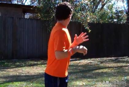 足球脚背正面接球的动作要领,足球前锋射门飞球教学