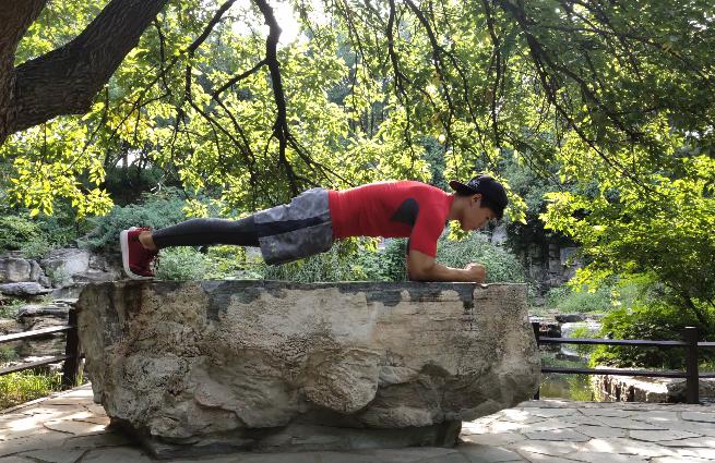 俯卧撑总塌下去怎么办,做俯卧撑如何克服塌腰问题