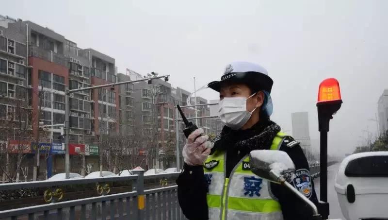 前线医护人员的辛酸,医护人员脱下防护服的泪水