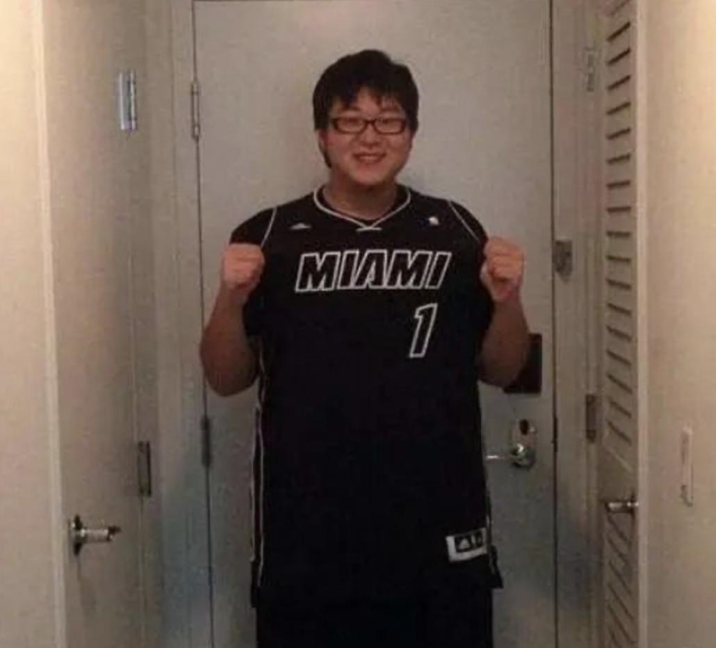 曾是央视国脸，去世11年母亲至今不知，妻子改嫁富商儿子成这样