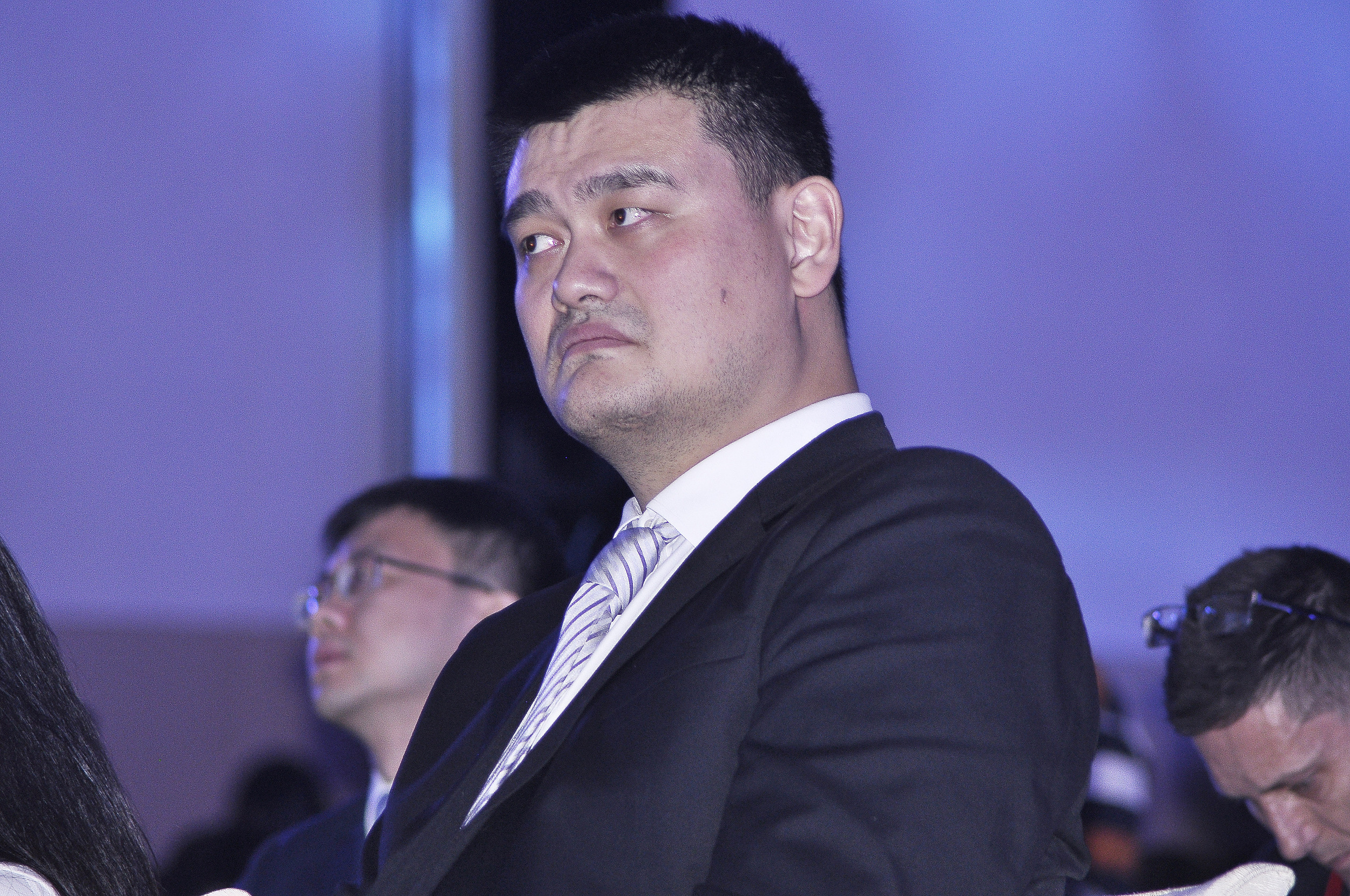 球迷现场开骂男篮是真的吗,球迷怒骂裁判遭驱逐大喊黑哨