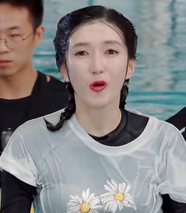 江疏影落水妆容被弄花,露出素颜那一刻,网友:这颜值是认真的吗