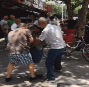 搞笑gif趣图小伙子估计你要单身了,gif爆笑趣图大爷永远是大爷