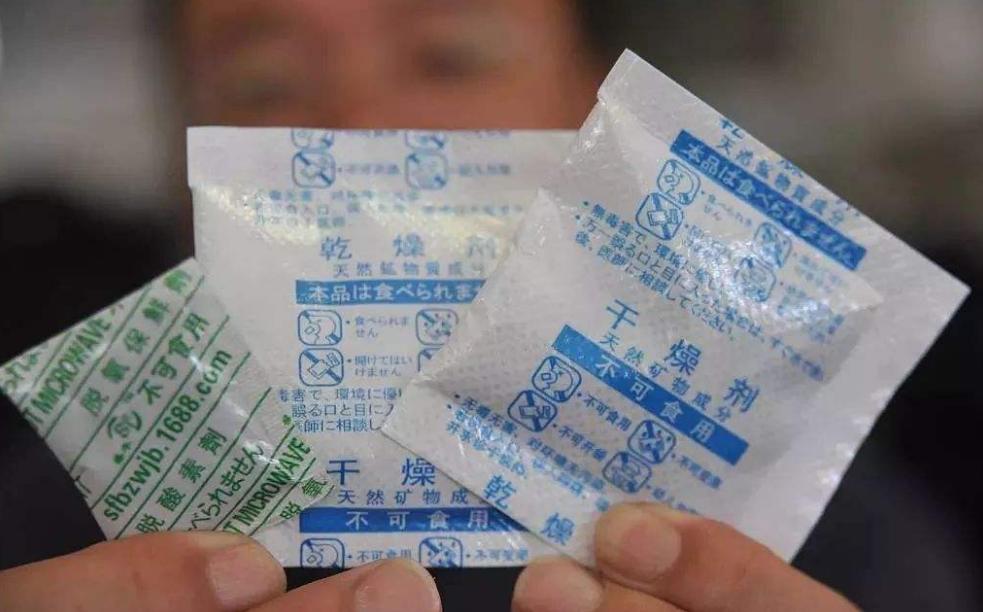 2岁宝宝误食褐色颗粒状干燥剂,2岁宝宝误食干燥剂怎么办