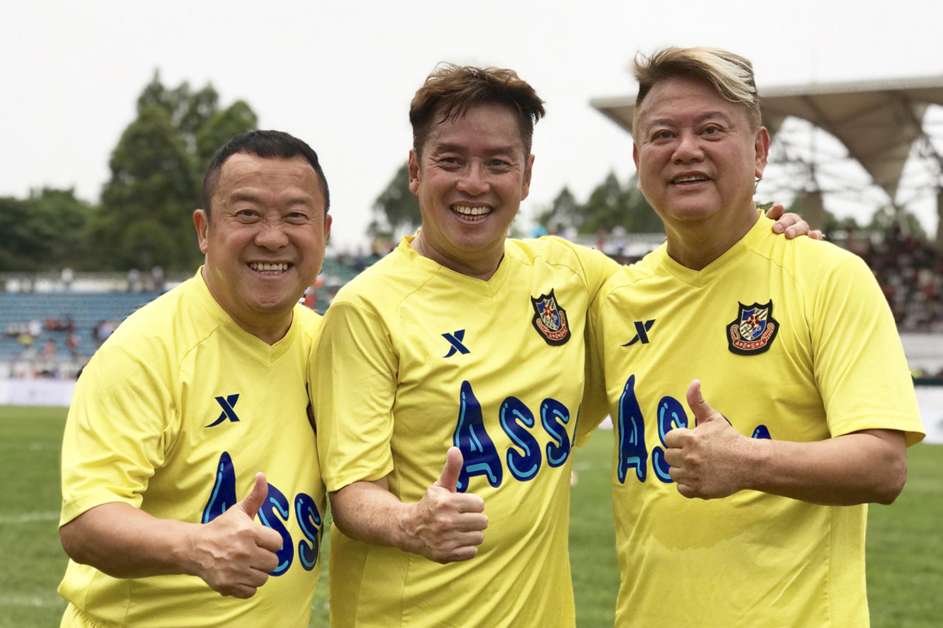 一众港星冒雨踢足球,吴岱融萧正楠浑身湿透,卢惠光父子罕见露面