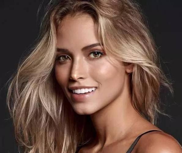 卡卡和2婚妻子秀恩爱!卡洛琳美若天仙!卡洛琳娜更是美艳不可方物